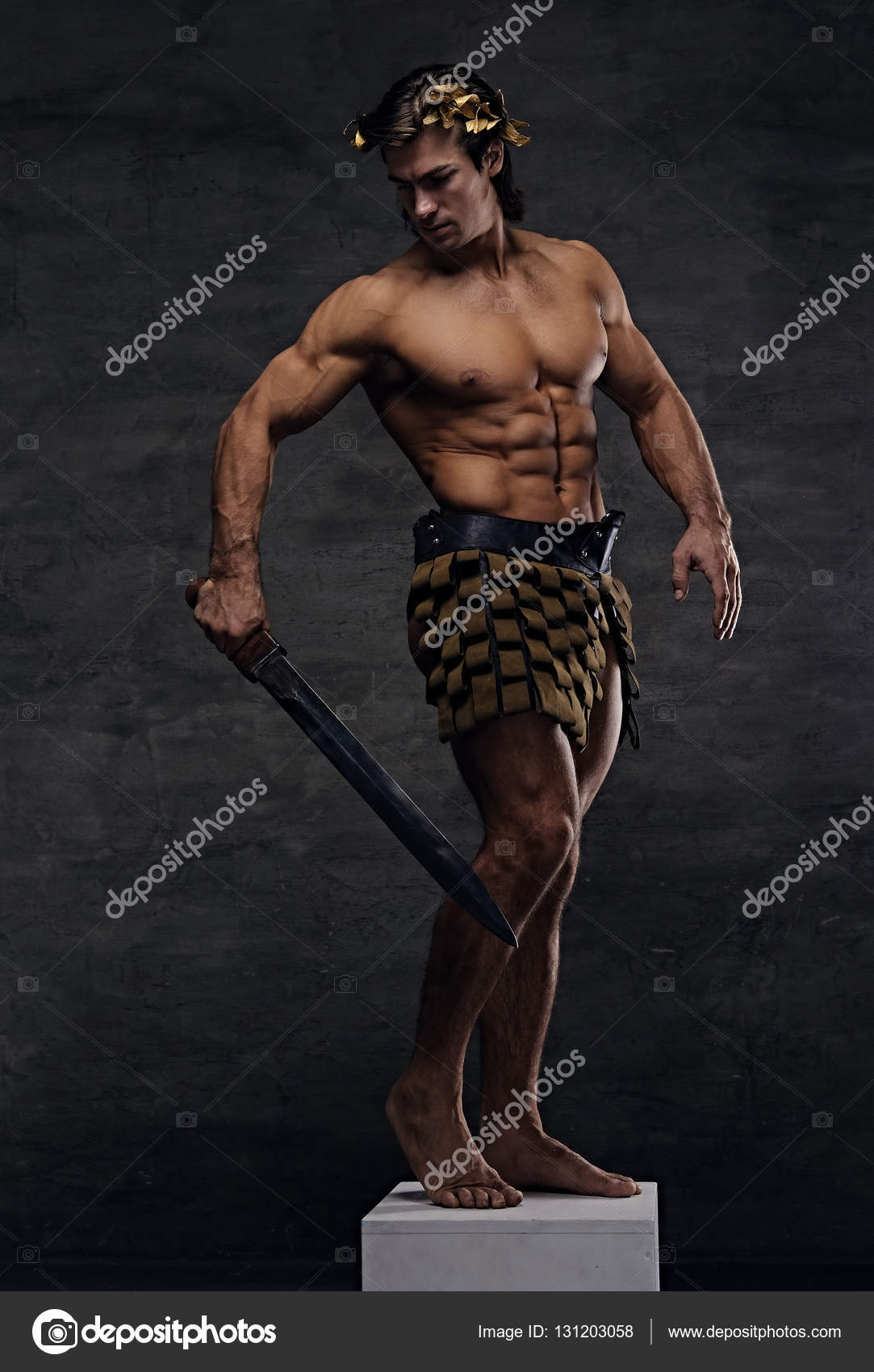 Guerrero atleta de Roma sosteniendo una espada — Foto de stock #131203058 ©  fxquadro, image size:1083x1700