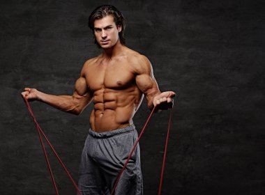 Trx kayışları ile egzersiz bir adam.