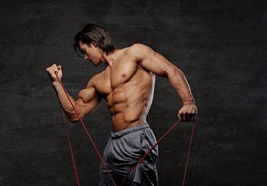 Fitness trx askıları ile atletik erkek