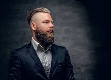 Menekşe ceketli sakallı adamı