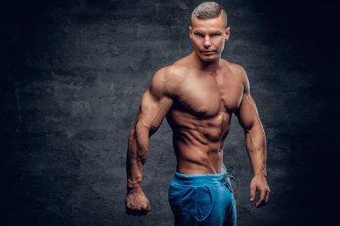 Gömleksiz sportif adam