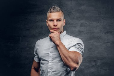 Atletik adam beyaz bir gömlek giymiş 