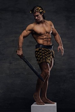 Bir kılıç tutan Roma atlet savaşçı