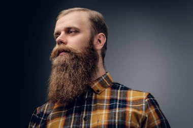 Bir sarı hipster gömlek giymiş adam.