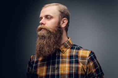 Bir sarı hipster gömlek giymiş adam.