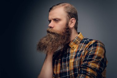 Bir sarı hipster gömlek giymiş adam.