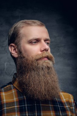 Sarı tişörtlü bir kızıl saçlı adam