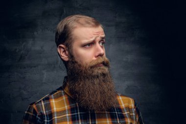 Hipster adam bir ekose gömlek giymiş