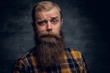 Hipster adam bir ekose gömlek giymiş