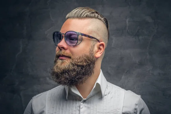 Бородатый мужчина с панк-прической — стоковое фото
