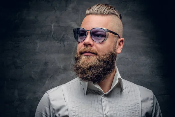 Hombre barbudo con peinado punk —  Fotos de Stock