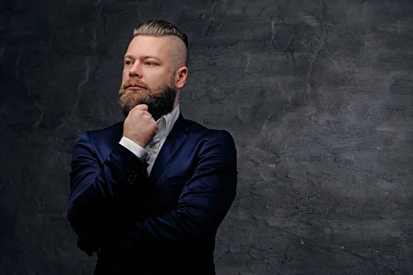 Hombre vestido con chaqueta púrpura — Foto de Stock