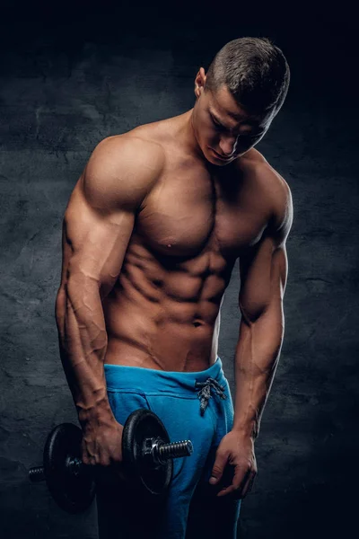 Atletische man biceps training — Stockfoto