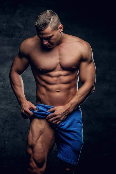 Homem mostrando sua perna muscular — Fotografia de Stock