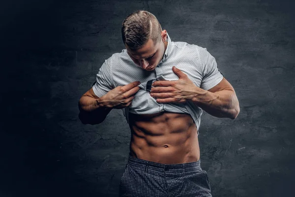 Athletic man showing six pack — Stock Photo, Image