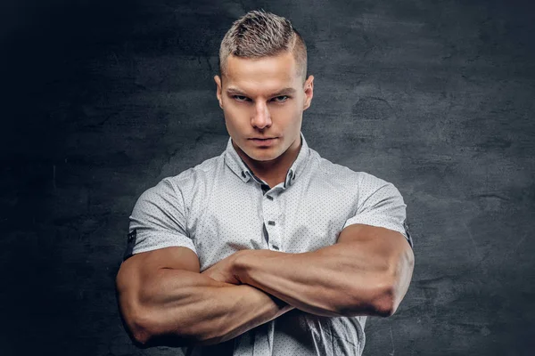 Homem desportivo com braços musculares cruzados — Fotografia de Stock