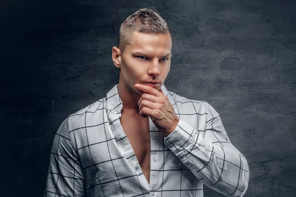 Homem atlético vestido com uma camisa branca — Fotografia de Stock