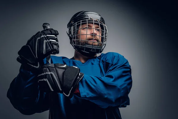 Jogador de hóquei no gelo barbudo em capacete de segurança — Fotografia de Stock