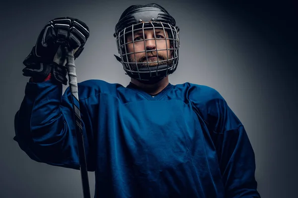 Jogador de hóquei no gelo barbudo em capacete de segurança — Fotografia de Stock