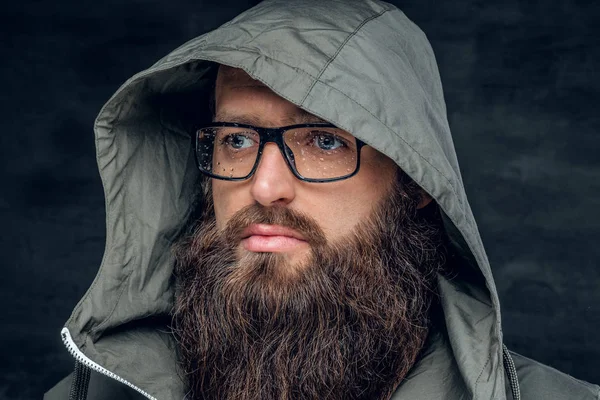 Homme barbu en sweat à capuche — Photo