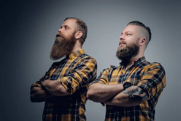 Dos hombres barbudos con brazos cruzados —  Fotos de Stock