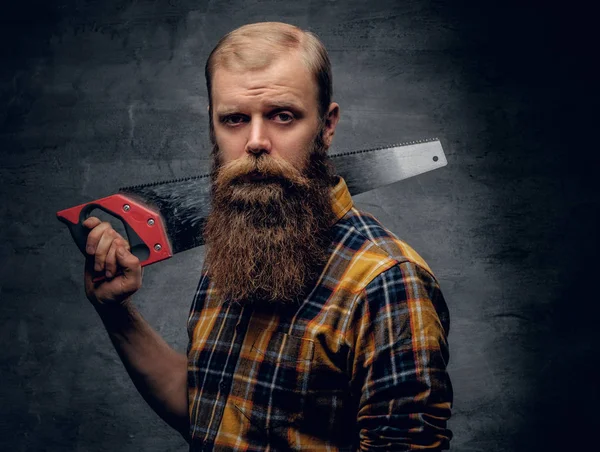 Carpintero barbudo sosteniendo sierra de mano . — Foto de Stock