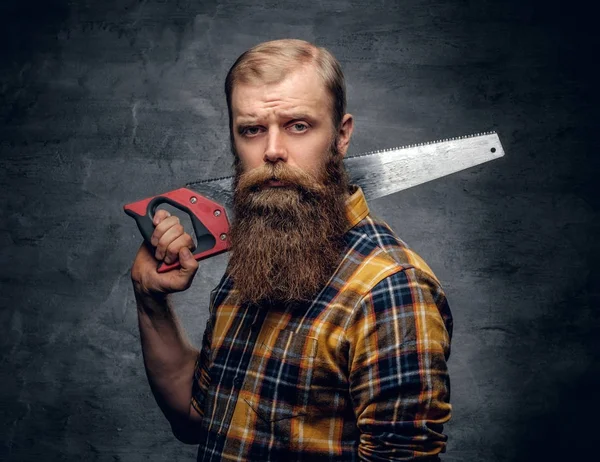 Menuisier barbu dans une chemise à carreaux — Photo