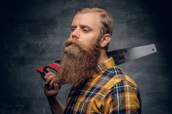 Menuisier barbu dans une chemise à carreaux — Photo