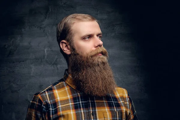 Hipster hombre vestido con una camisa a cuadros —  Fotos de Stock