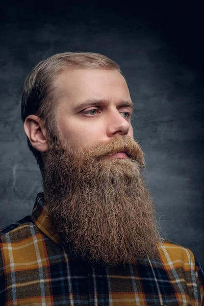 Sarı tişörtlü bir kızıl saçlı adam