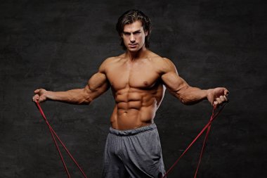 Trx kayışları ile egzersiz bir adam.