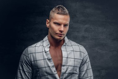 Atletik adam beyaz bir gömlek giymiş 