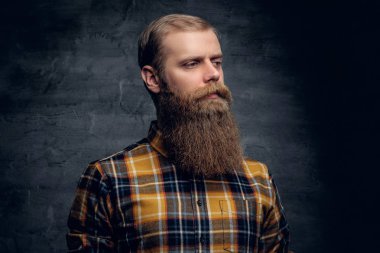 Hipster adam bir ekose gömlek giymiş