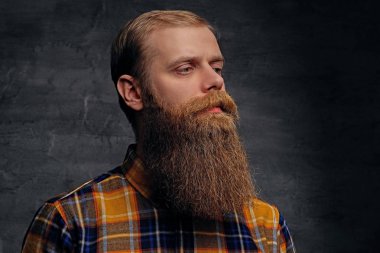 Sarı tişörtlü bir kızıl saçlı adam