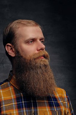 Sarı tişörtlü bir kızıl saçlı adam