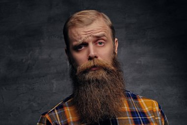 Sarı tişörtlü bir kızıl saçlı adam