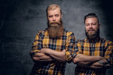 İki pozitif sakallı adam