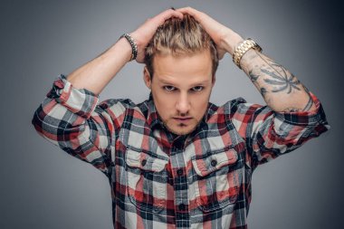 Dövmeli kollu sarışın adam