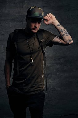 Kentsel tarzı backpacker dövmeli kolu