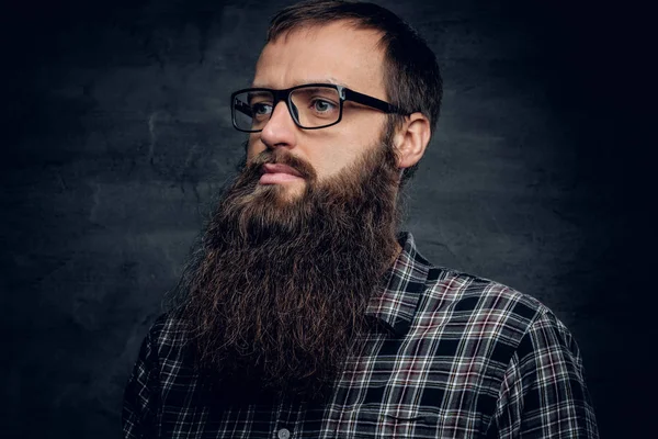 Homme barbu sérieux dans les lunettes de soleil — Photo