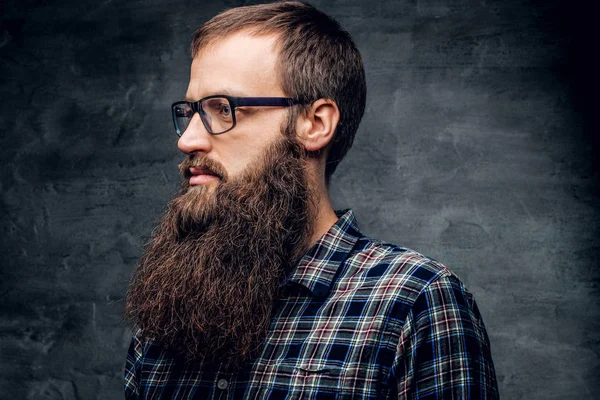 Hombre barbudo serio en gafas de sol — Foto de Stock