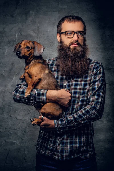 Sakallı hippi erkek köpek tutarak — Stok fotoğraf