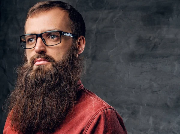 Homme hipster barbu à lunettes — Photo