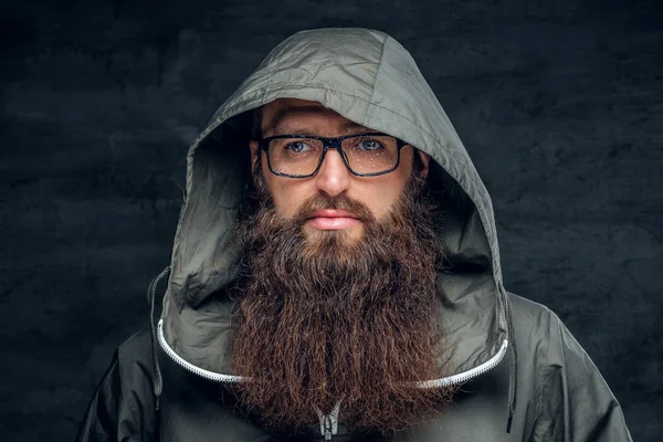 Бородатий чоловік в светрі — стокове фото