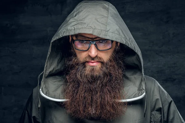Bebaarde man in een hoodie — Stockfoto