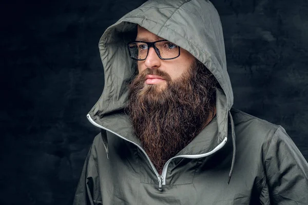 Homme barbu en sweat à capuche — Photo