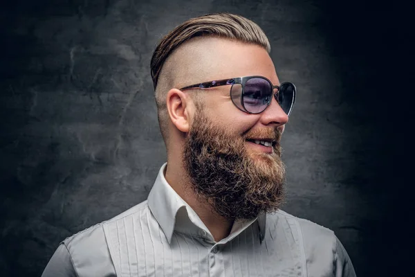 Hombre barbudo en gafas de sol púrpura —  Fotos de Stock