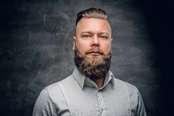 Hombre barbudo serio con camisa blanca — Foto de Stock