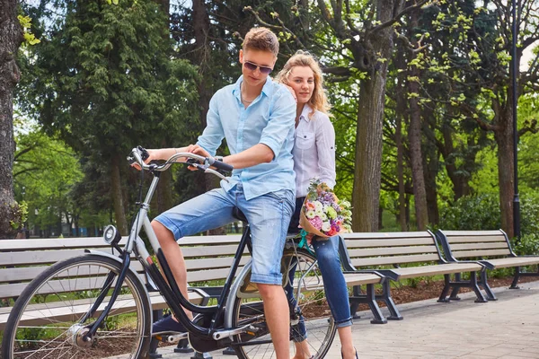 Romantische jong koppel rijden op een fiets — Stockfoto