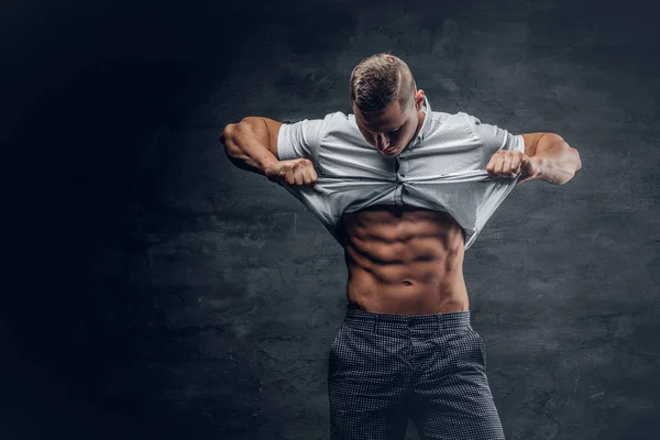 Athletic man showing six pack — Stock Photo, Image